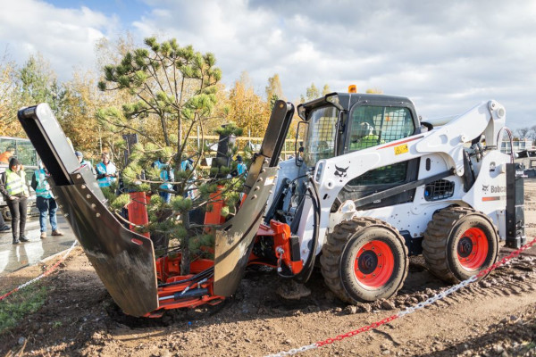 Bobcat-Kompaktlader mit Baumverpflanzer Bobcat-Kompaktlader mit Baumverpflanzer