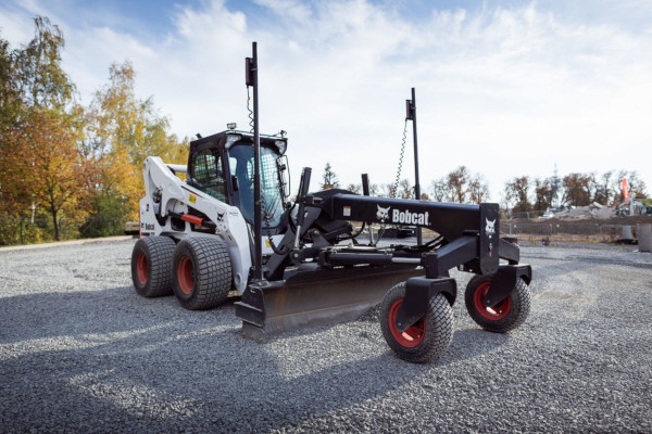 Bobcat-Kompaktlader mit Nivellierrechen Bobcat-Kompaktlader mit Nivellierrechen