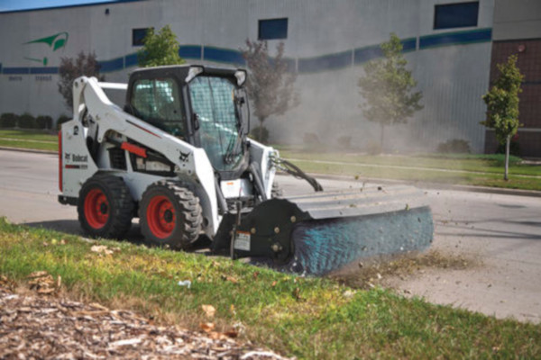 Reinigen Straßenreinigung mit Bobcat