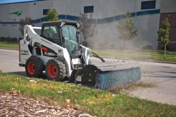 Bobcat Schwenbesen im Kommunaldienst Bobcat Schwenbesen im Kommunaldienst