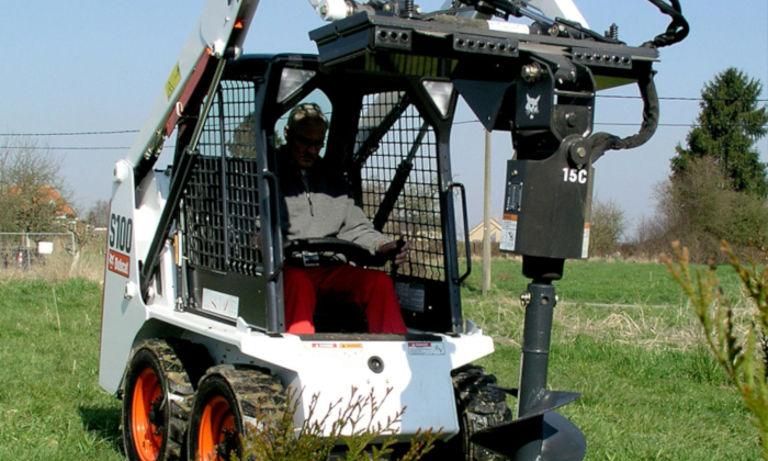 Bobcat S100 mit Erdbohrer