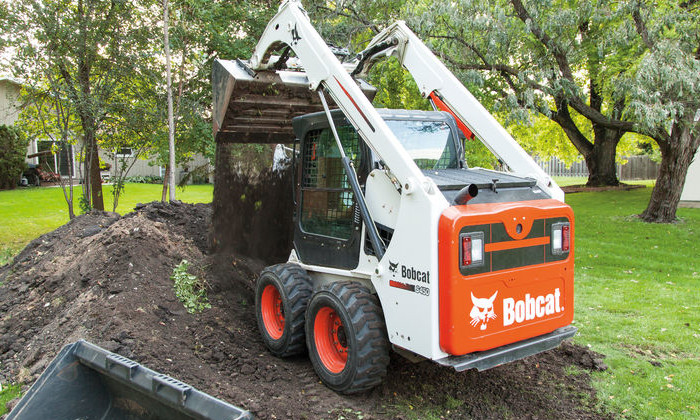 Bobcat S450 mit Erdschaufel