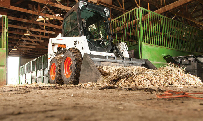 Bobcat S450 zum Stallausmisten