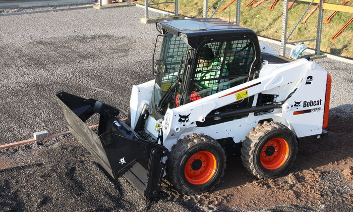 Bobcat S510 mit Vier-In-Eins-Schaufel