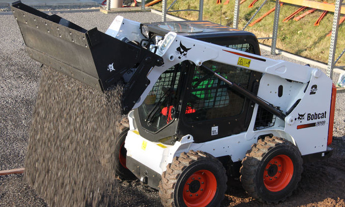 Bobcat S510 beim Verladen von Kies