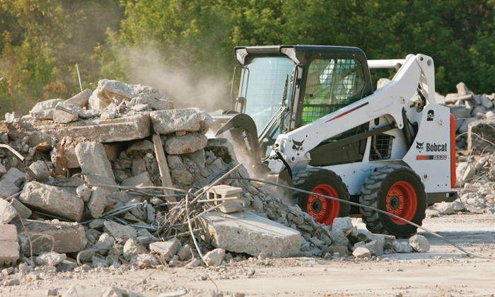 Bobcat S530 bei Abbrucharbeiten