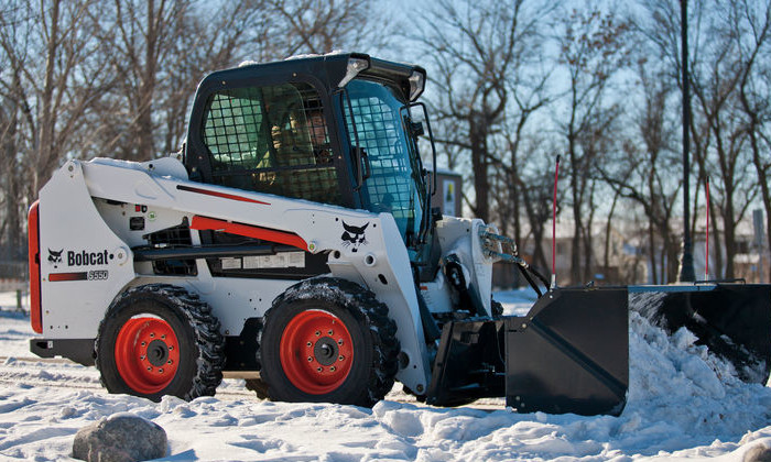 Bobcat S550 beim Schneeschieben