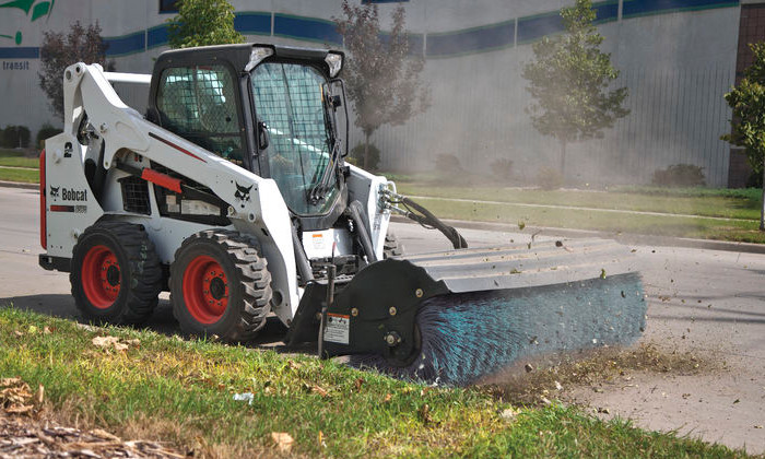 Bobcat S570 mit Schwenkbesen in der Straßenreinigung