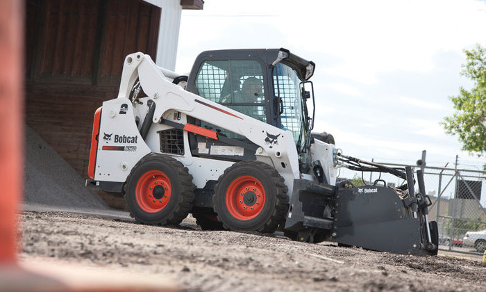 Bobcat S570 bei Asphaltarbeiten mit der Asphaltfräse