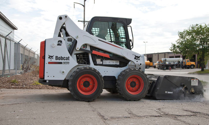 Bobcat S570 bei Asphaltarbeiten im Straßenbau