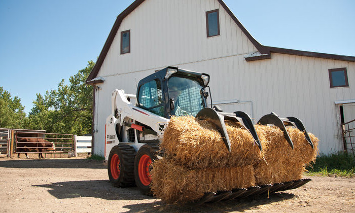 Bobcat S590 mit Strohballen