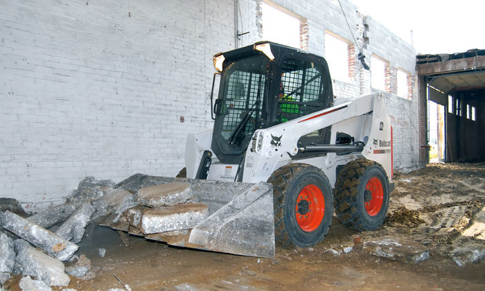 Bobcat S630 bei Abbrucharbeiten