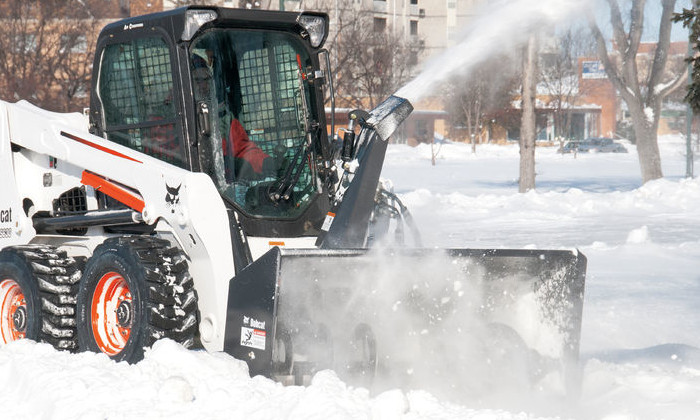 Bobcat S630 beim Einsatz der Schneeberäumung