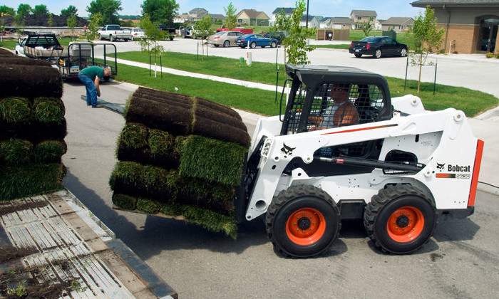 Bobcat S630 beim Verladen von Lasten