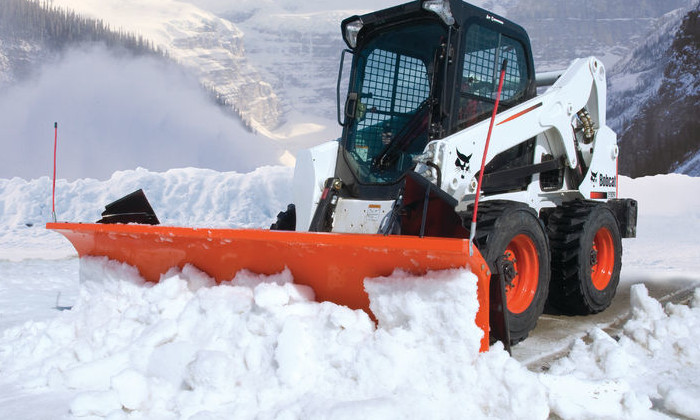 Bobcat S650 mit dem Schneeschieber