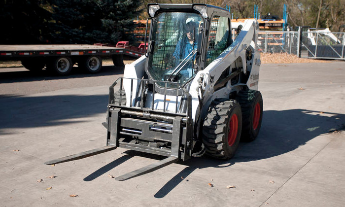 Bobcat S650 mit Frontlader-Gabeln