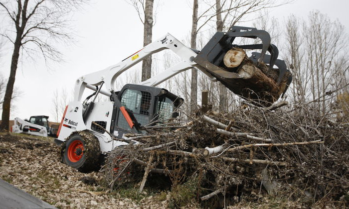 Bobcat S770 beim Verladen von Holz und Gestrüpp