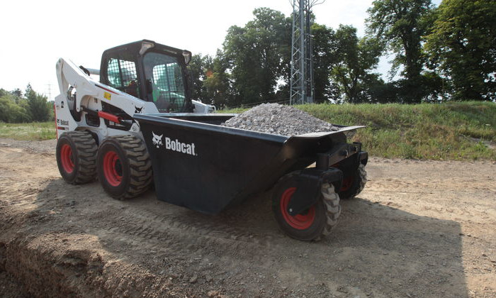 Bobcat S770 mit Mulde