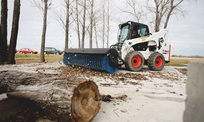 Bobcat S770 mit dem Schwenkbesen in der Straßenreinigung