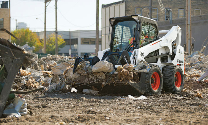 Bobcat S770 beim Verladen von Schüttgut im Abbruch