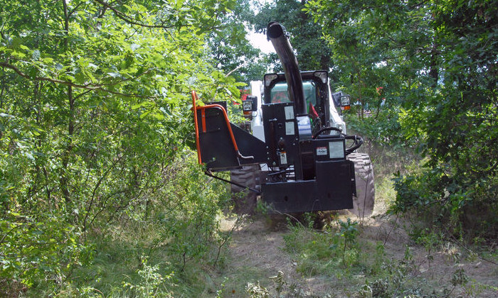 Bobcat S850 mit Holzschredder im Wald