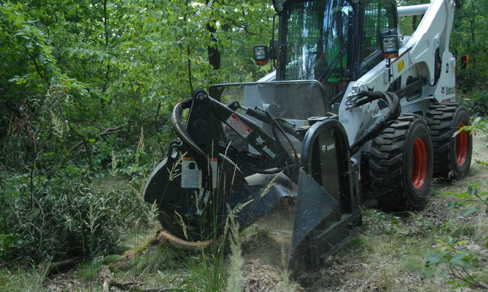 Bobcat S850 mit Raddsäge bei Waldarbeiten