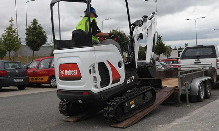 Bobcat E17 auf Verladerampe