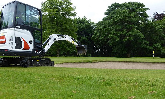 Bobcat E17 mit Löffe zum Ausheben von Gräben