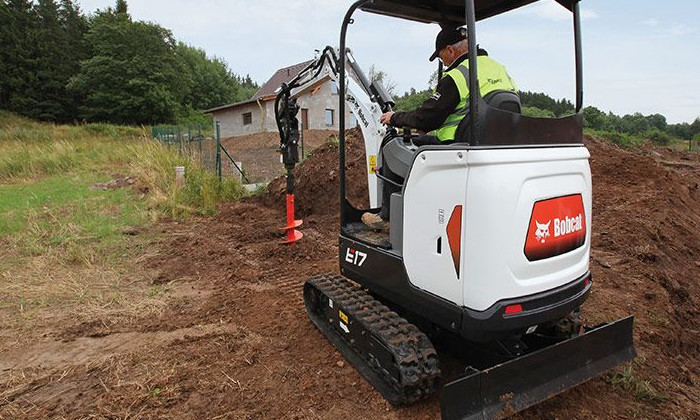 Bobcat E17 mit Erdbohrer