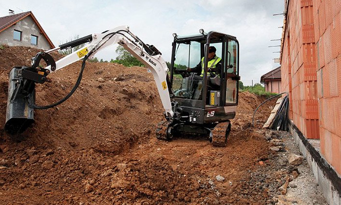 Bobcat E19 mit Schwenklöffel im Hausbau