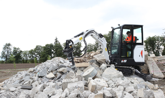 Bobcat E19 für Arbeiten im Abriss mit Hydraulikhammer