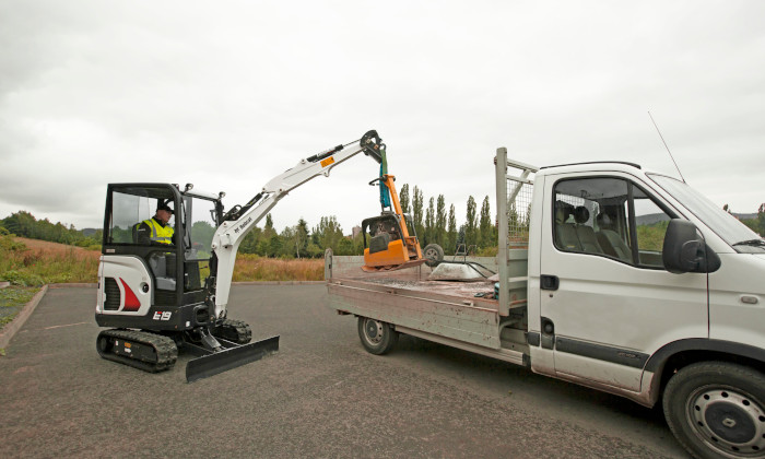 Bobcat E19 zum Verladen von Werkzeug und Geräten