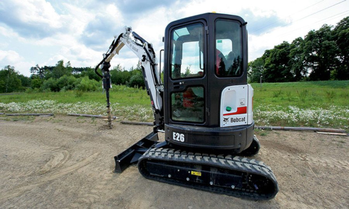 Bobcat E26 auf Kette mit Erdbohrer