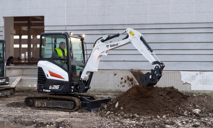 Bobcat E26 mit Löffel im Tiefbau