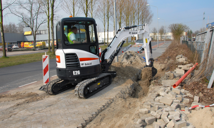 Bobcat E26 mit Löffel im Straßenbau