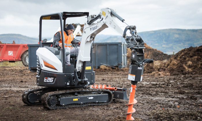 Bobcat E26 mit Erdbohrer