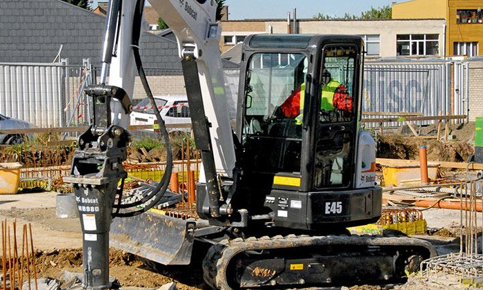 Bobcat E45 mit Hydraulikhammer