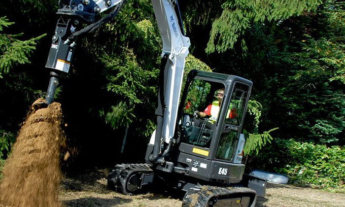 Bobcat E45 mit Erdbohrer auf Ketten im Landschaftsbau