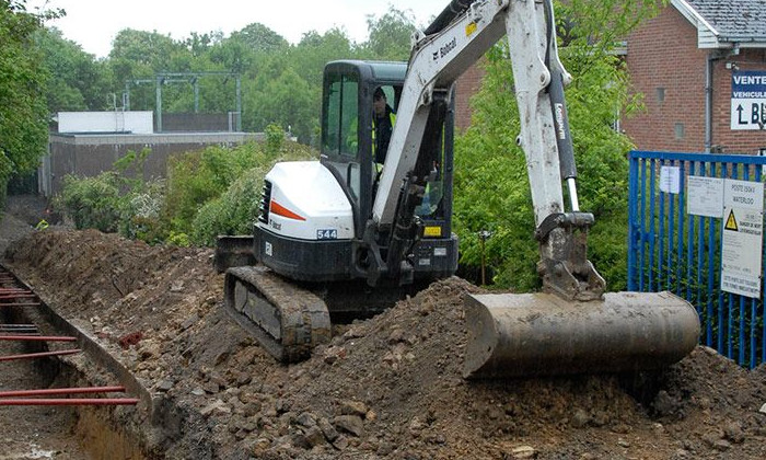 Bobcat E50 mit Räumlöffel bei Erdarbeiten