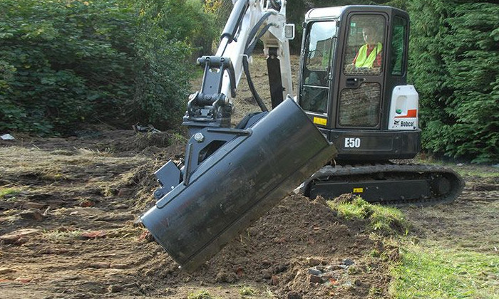 Bobcat E50 mit Schwenklöffel