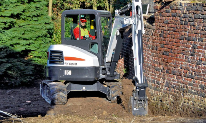 Bobcat E50 mit Lehmlöffel im Tiefbau