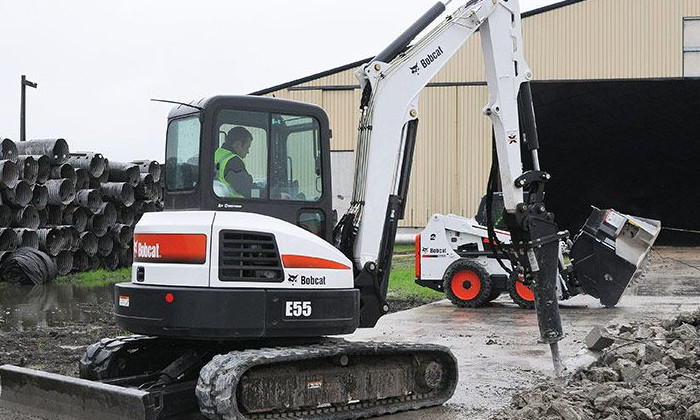 Bobcat E55 mit Hydraulikhammer im Abbruch