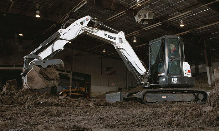 Bobcat E55 mit Ketten auf Erdboden