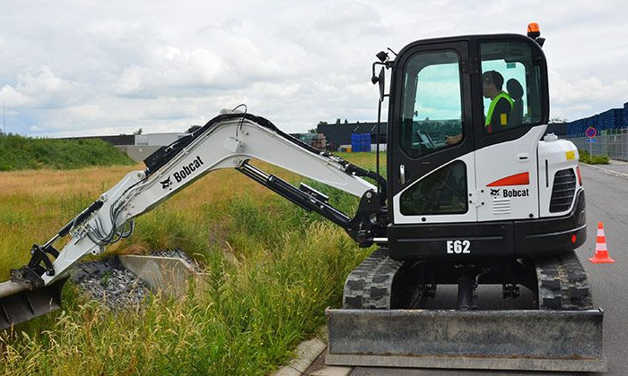 Bobcat E62 bei Arbeiten am Straßenrand