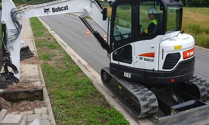 Bobcat E62 bei Tiefbauarbeiten