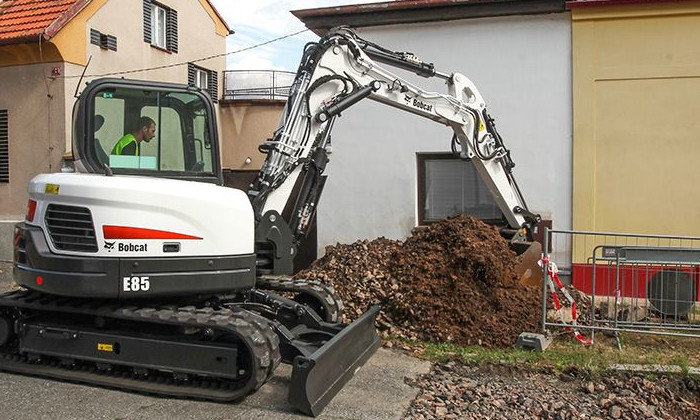 Bobcat E85 bei Gartenarbeiten