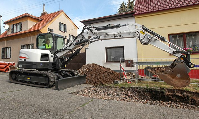 Bobcat E85 bei Straßenarbeiten