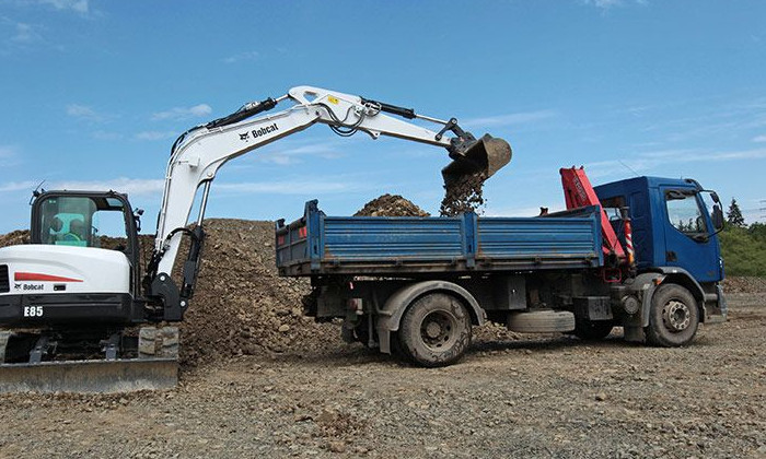 Bobcat E85 beim Beladen eines LKWs