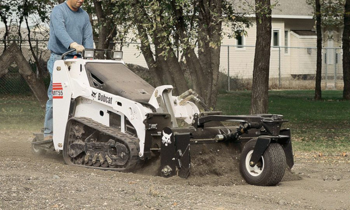 Bobcat MT55 mit Planierkasten