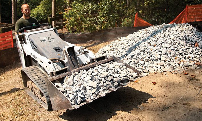 Bobcat MT55 mit Schaufel beim Lastentransport